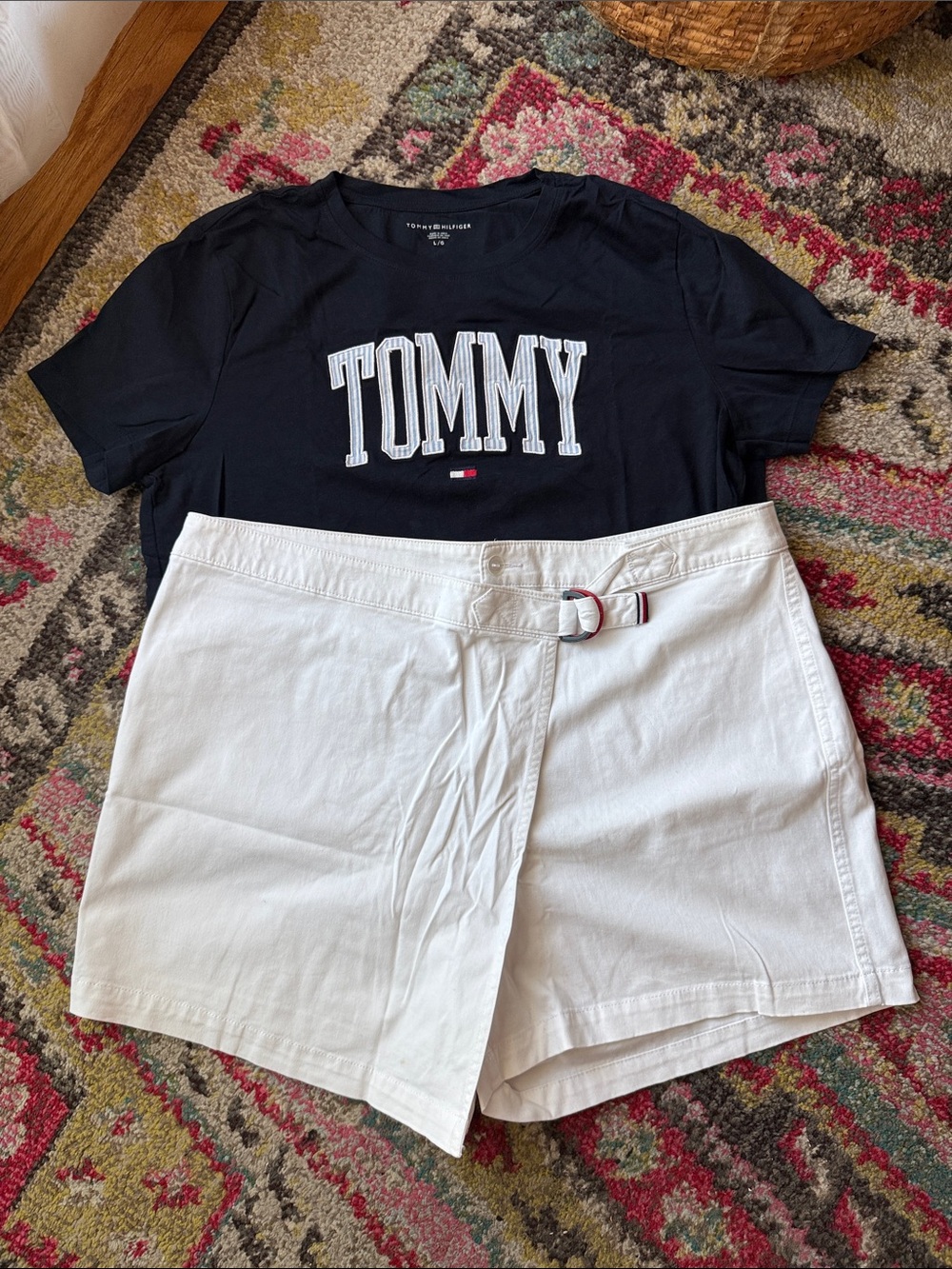 Outfit Tommy Hilfiger Shirt (Lg) & White Belted Women’s Skort (16)